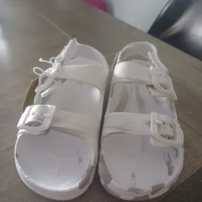 Sa.dale en plastique blanche et grise 27/28